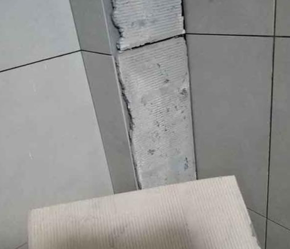 海宁瓷砖空鼓维修公司分享下厨房瓷砖脱落的补救措施。